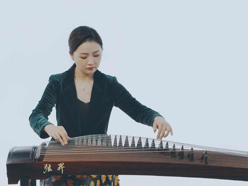 古筝演奏家-王钰用弦昇古筝-海之波澜弹奏-绣金匾