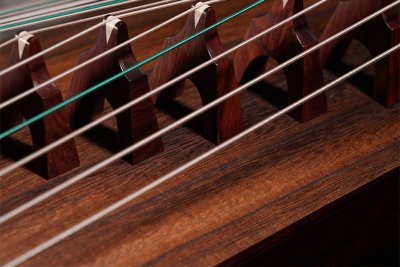 古筝买回来没多久就开裂了，是什么原因呢？