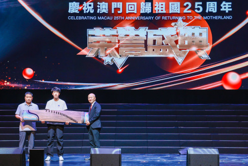 大湾区青少年文艺周展中华传统文化——庆祝澳门回归祖国25周年，弦昇乐器向澳门培正中学捐赠十五台中国传统乐器古筝